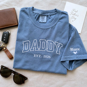 Custom embroidered Daddy Est t-shirt with high-density stitching, personalized gift for a new dad.