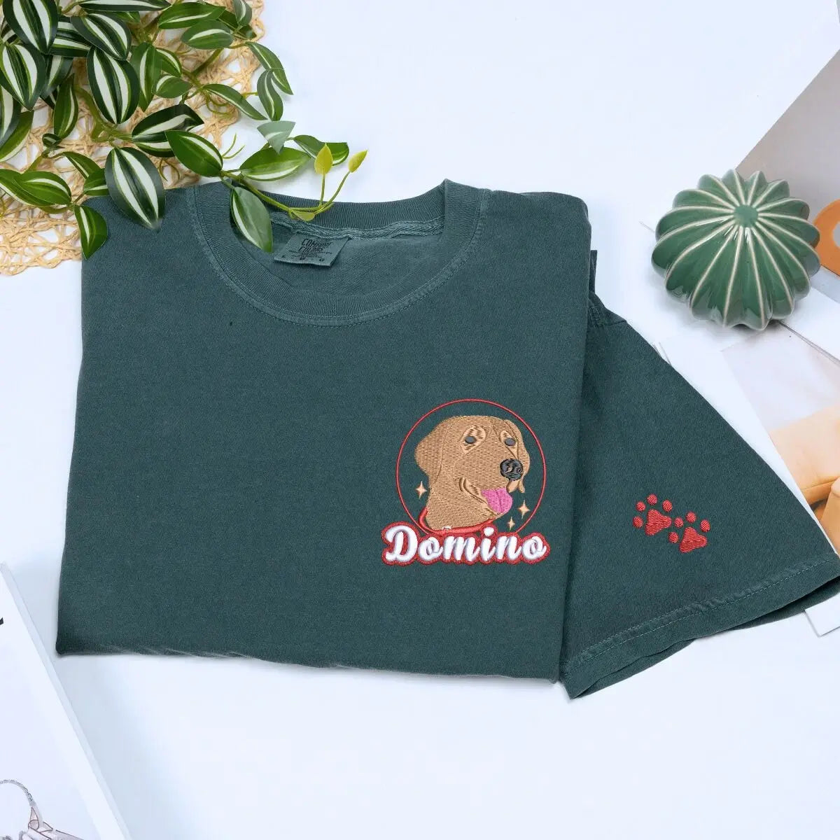 Custom t-shirt with embroidered dog face portrait, ideal gift for pet lovers and dog owners