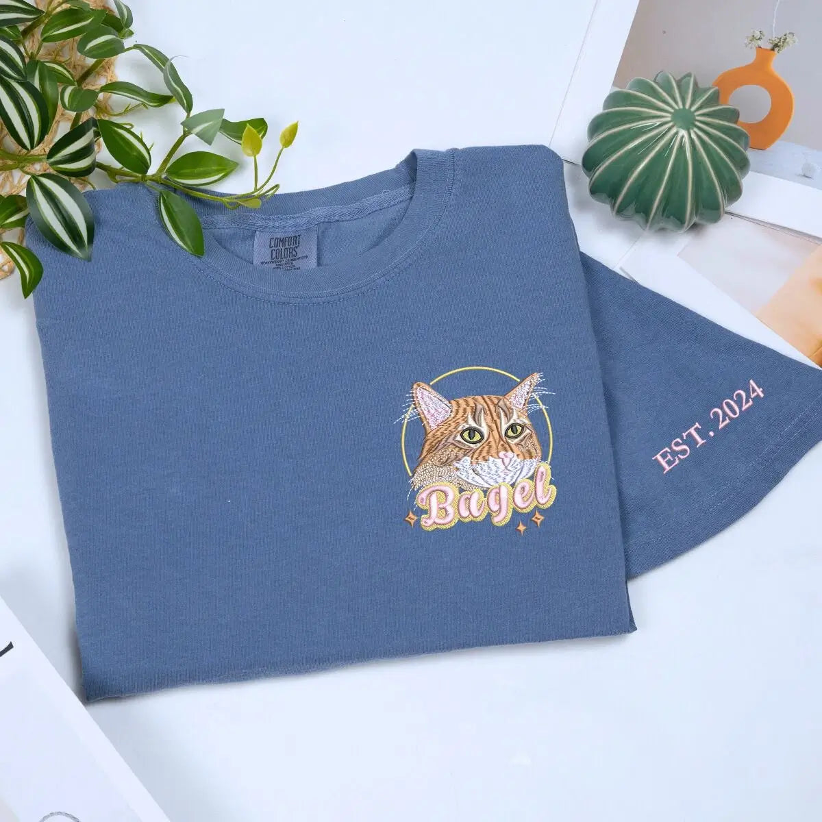 Custom t-shirt with embroidered dog face portrait, ideal gift for pet lovers and dog owners