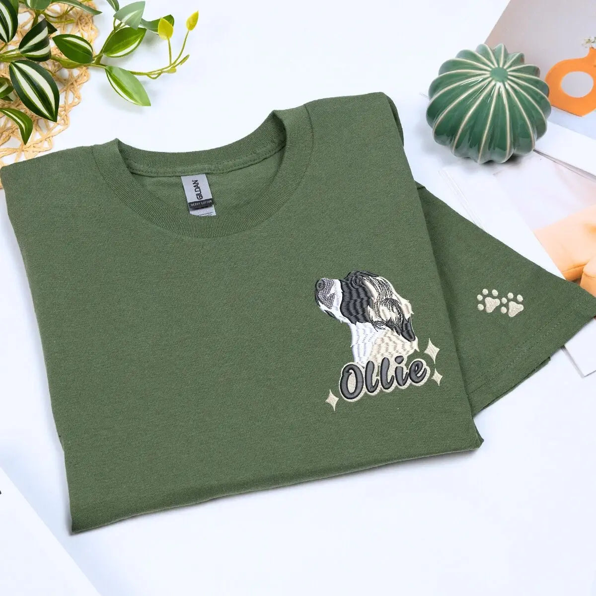 Custom t-shirt with embroidered dog face portrait, ideal gift for pet lovers and dog owners