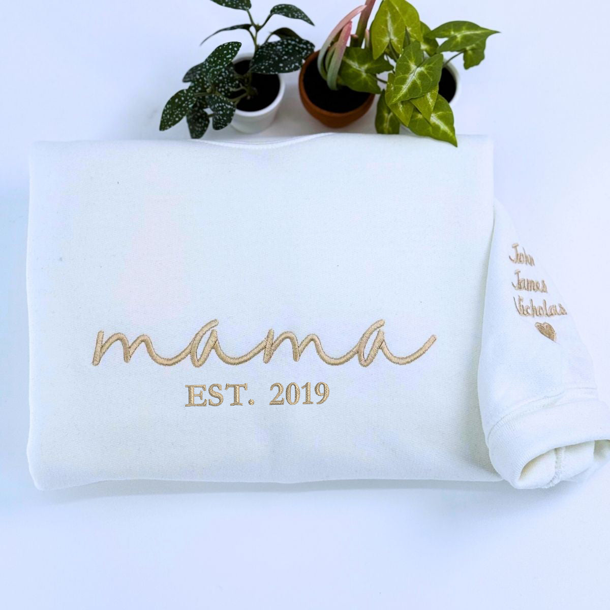 Personalized embroidered mama sweatshirt with custom name on sleeve, perfect Mother’s Day gift