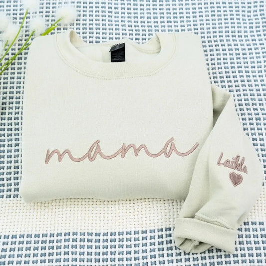 Personalized embroidered mama sweatshirt with kids' names on sleeve – perfect gift for Mother’s Day or birthdays.
