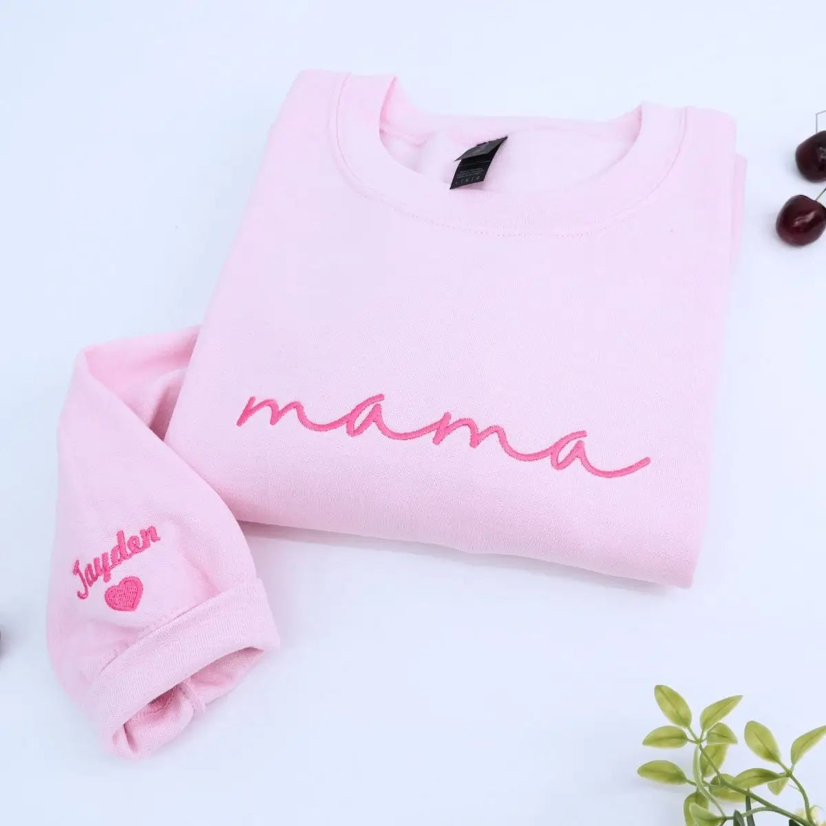 Personalized embroidered mama sweatshirt with kids' names on sleeve – perfect gift for Mother’s Day or birthdays.