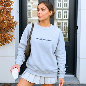 Personalized embroidered mama sweatshirt with kids' names on sleeve – perfect gift for Mother’s Day or birthdays.