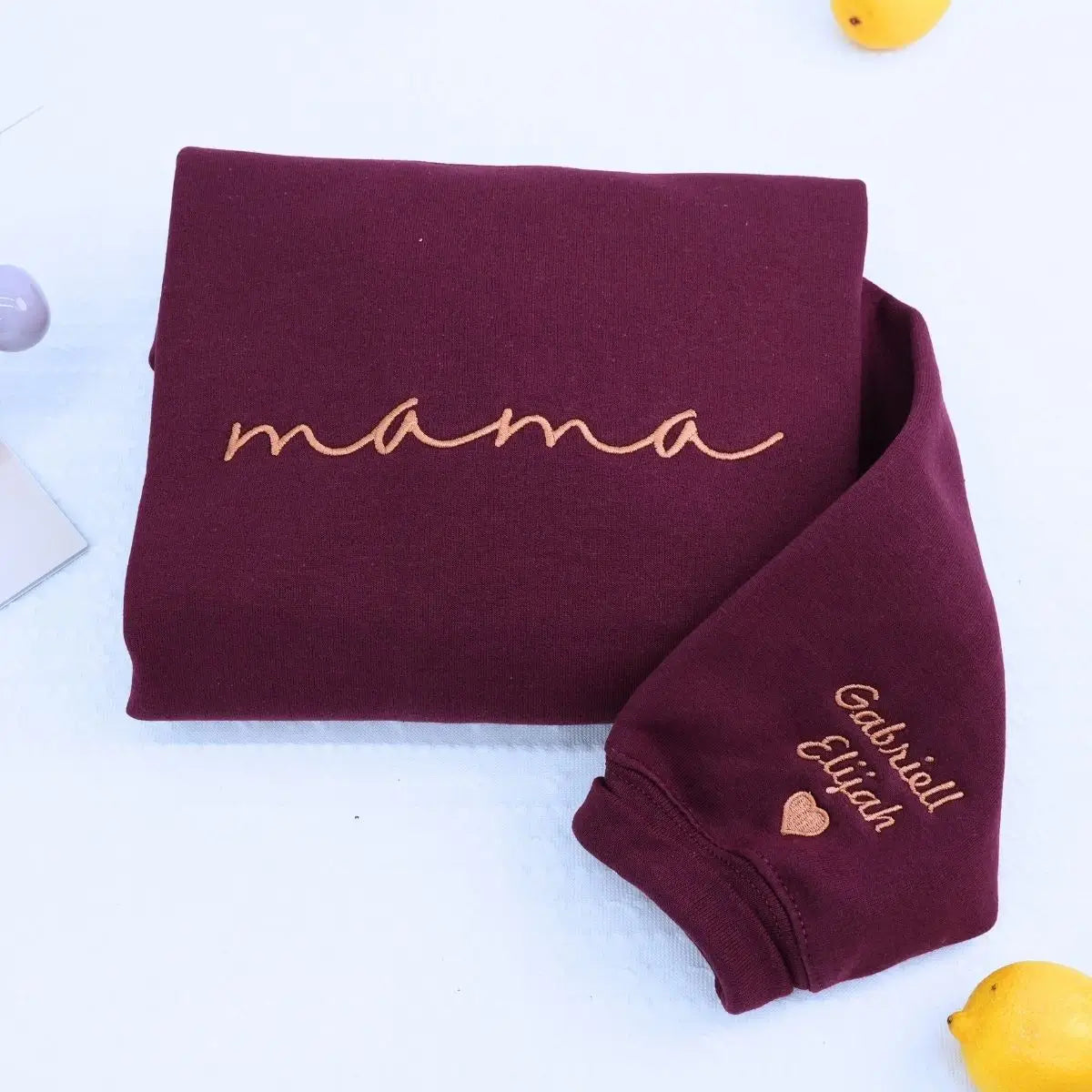 Personalized embroidered mama sweatshirt with kids' names on sleeve – perfect gift for Mother’s Day or birthdays.