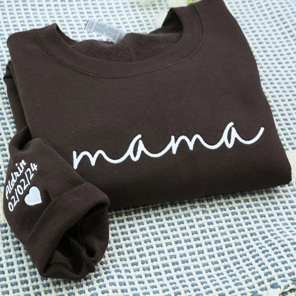 Personalized embroidered mama sweatshirt with kids' names on sleeve – perfect gift for Mother’s Day or birthdays.