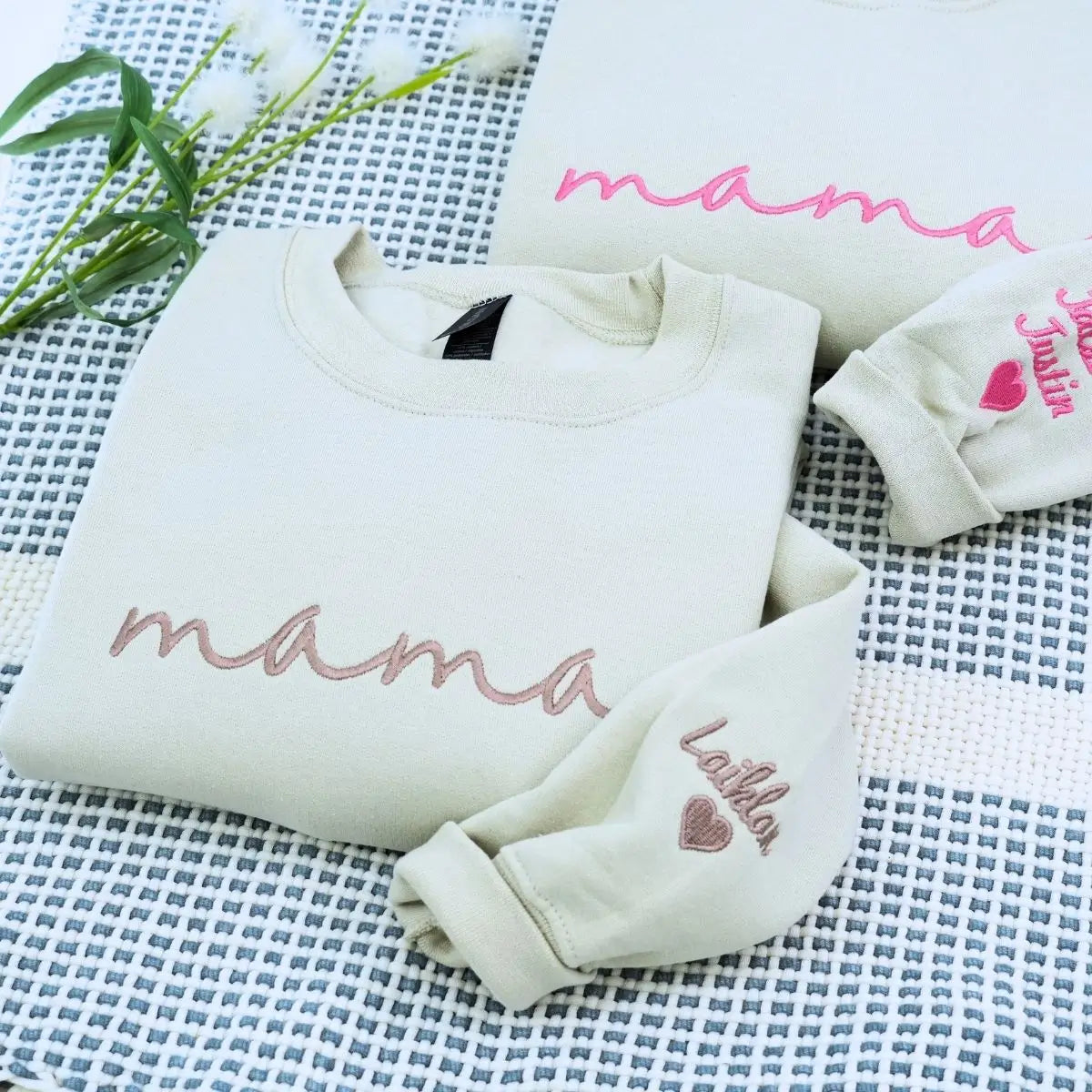 Personalized embroidered mama sweatshirt with kids' names on sleeve – perfect gift for Mother’s Day or birthdays.