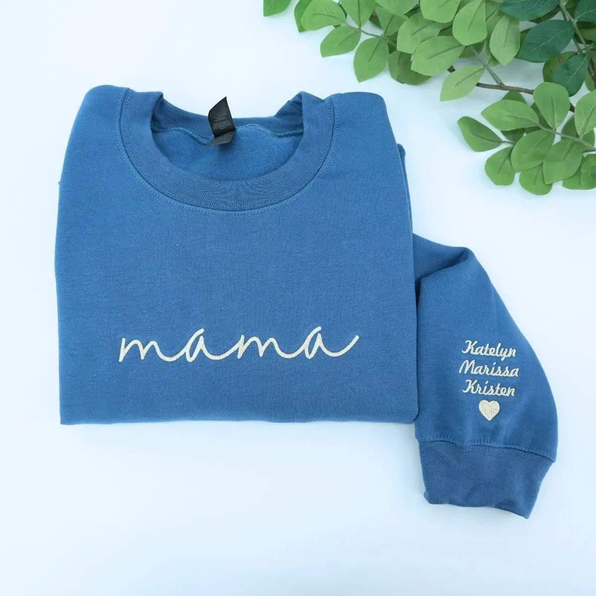 Personalized embroidered mama sweatshirt with kids' names on sleeve – perfect gift for Mother’s Day or birthdays.