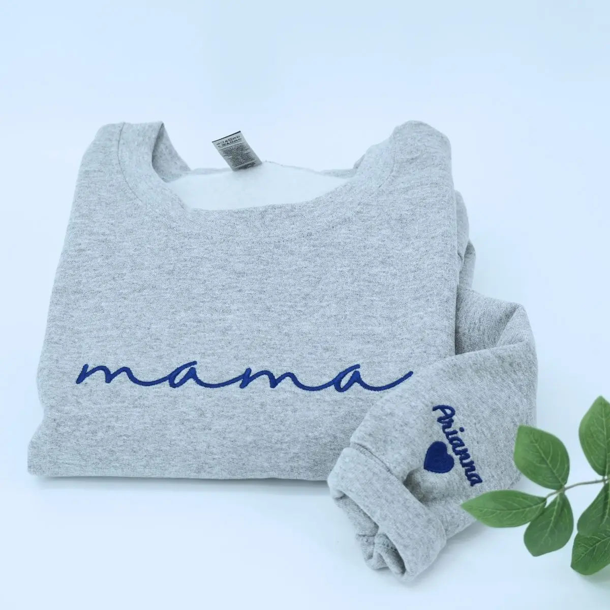 Personalized embroidered mama sweatshirt with kids' names on sleeve – perfect gift for Mother’s Day or birthdays.