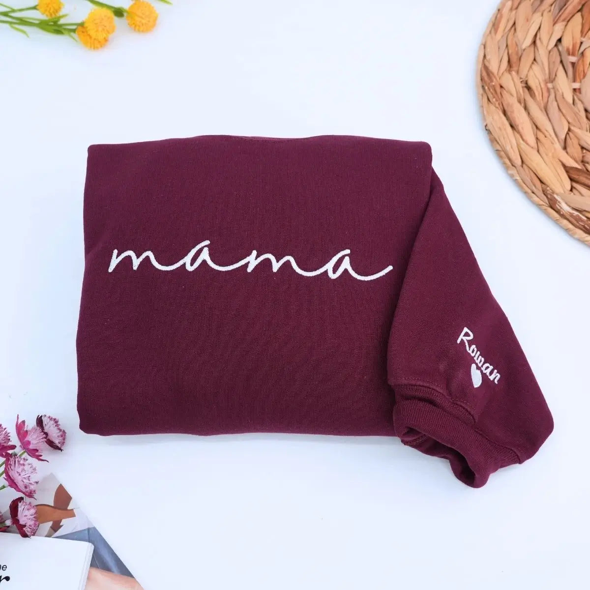 Personalized embroidered mama sweatshirt with kids' names on sleeve – perfect gift for Mother’s Day or birthdays.