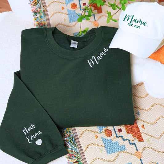 Custom mama sweatshirt and matching hat gift set for moms – cozy and personalized.