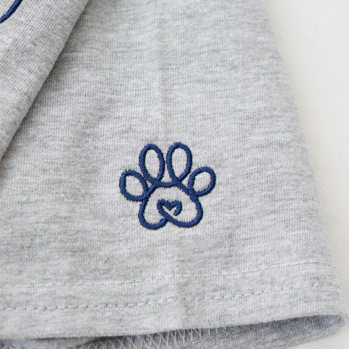 Custom Dog Outline T-shirt for Birthday Mom - Minimalist Embroidered Pet Photo Tee & Name - Gift for Her