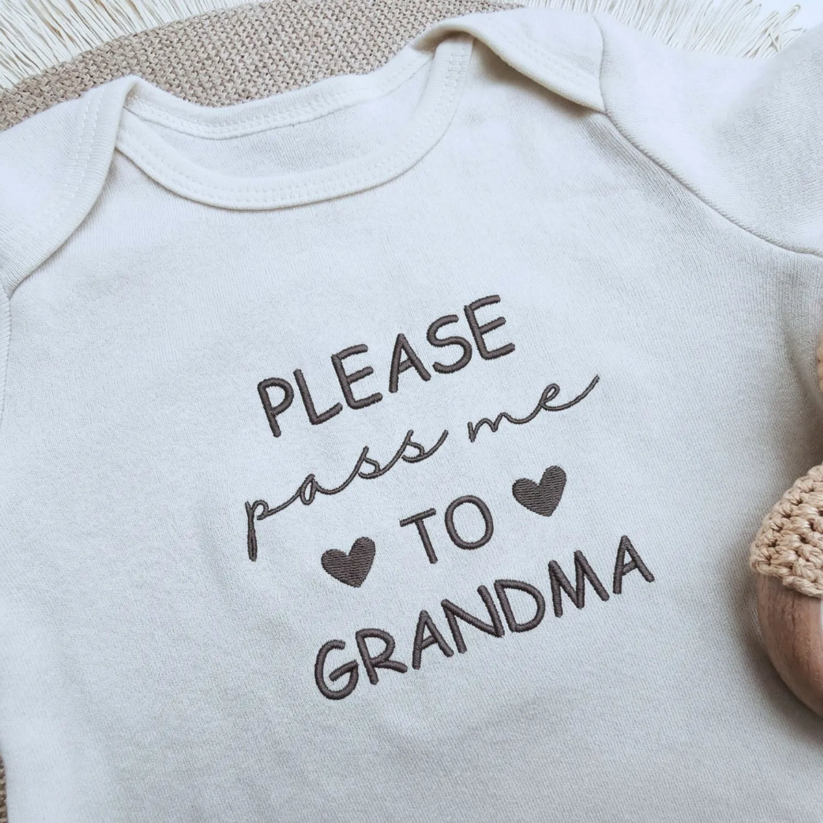 Newborn onesie embroidered “Please Pass Me to Grandma” – soft, gift-ready outfit for first-time grandmas