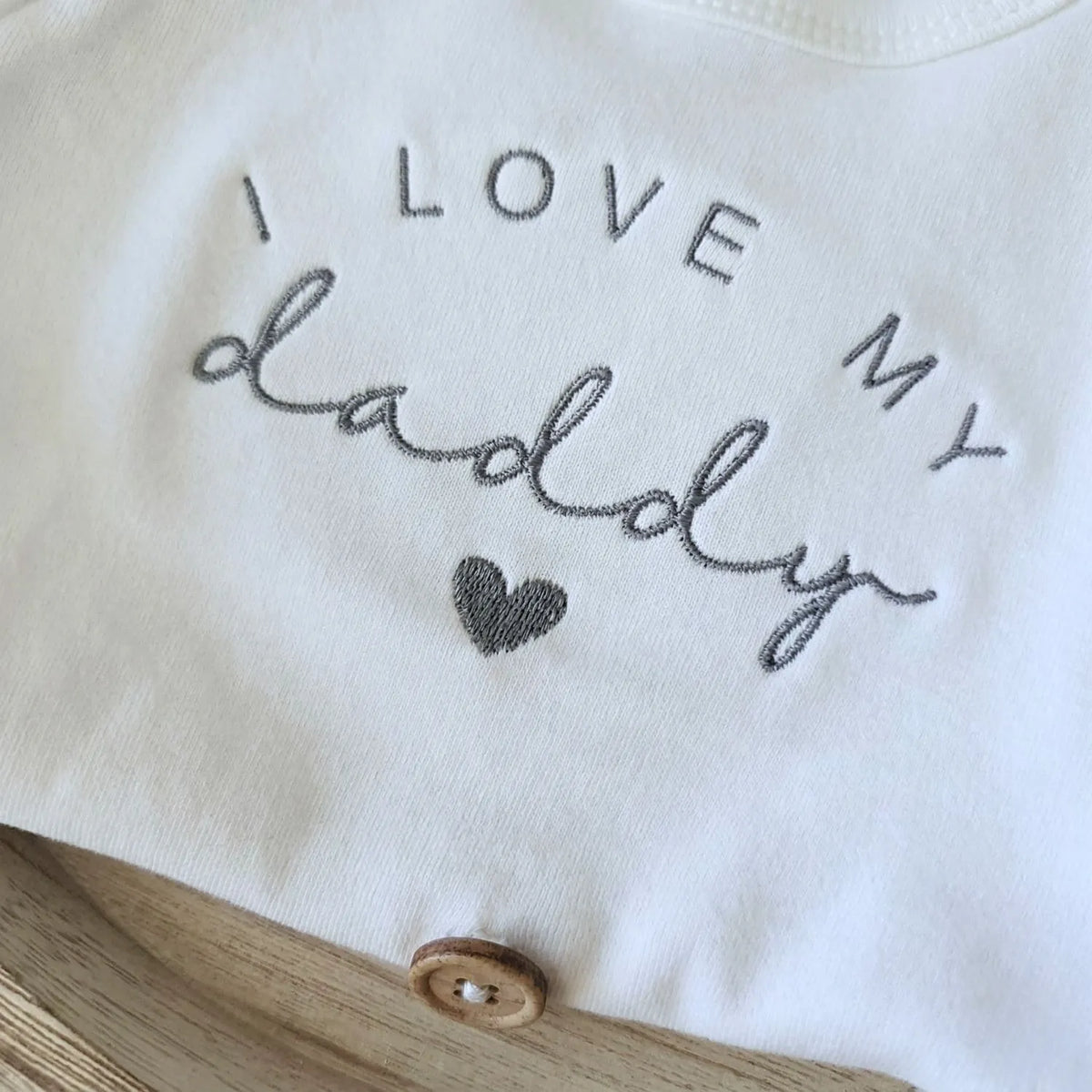 Embroidered "Hi Daddy" baby onesie for newborn, perfect first-time dad gift and baby announcement outfit