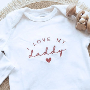 Embroidered "Hi Daddy" baby onesie for newborn, perfect first-time dad gift and baby announcement outfit