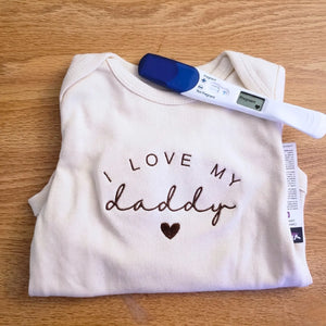 Embroidered "Hi Daddy" baby onesie for newborn, perfect first-time dad gift and baby announcement outfit