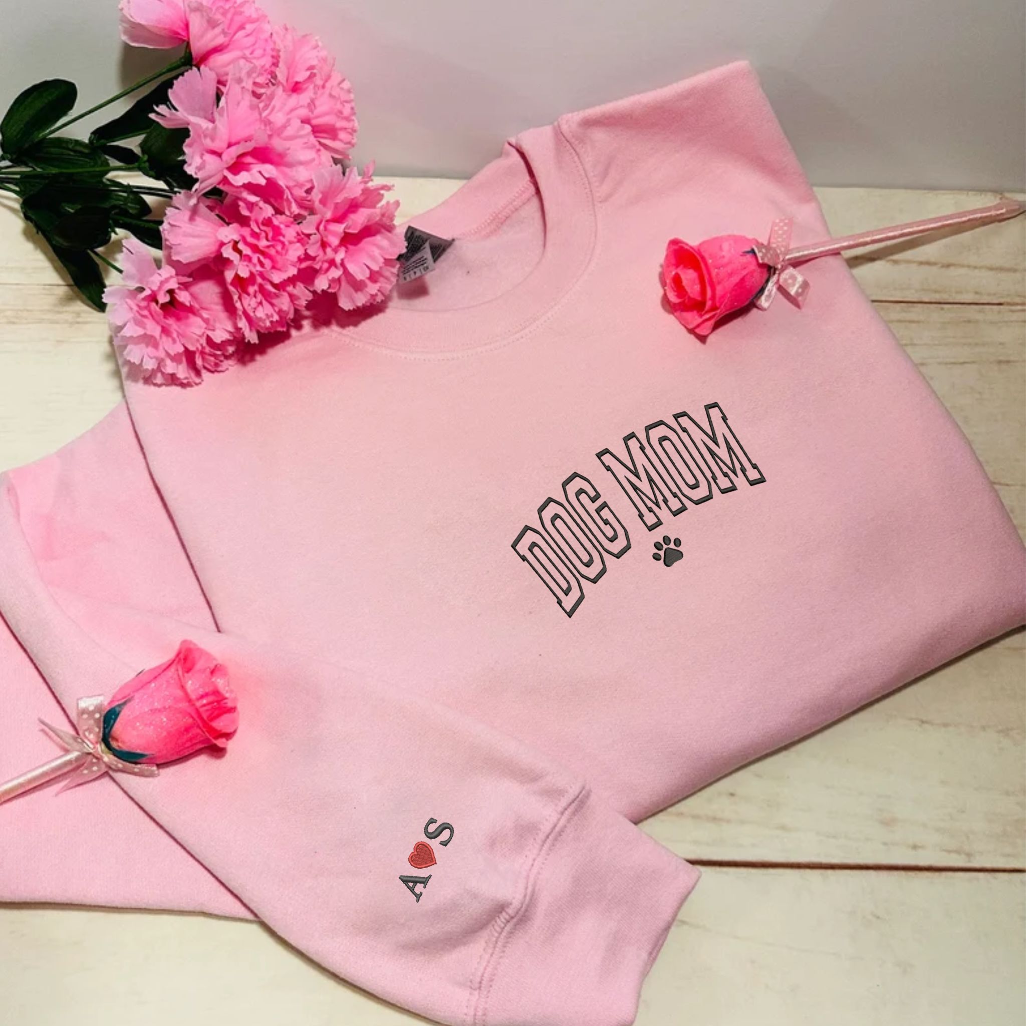 https://embroly.com/cdn/shop/products/custom-embroidered-dog-mom-sweatshirt-personalized-sweatshirt-with-icon-mothers-day-gift-idea_2_-Copy_5000x.jpg?v=1680927301